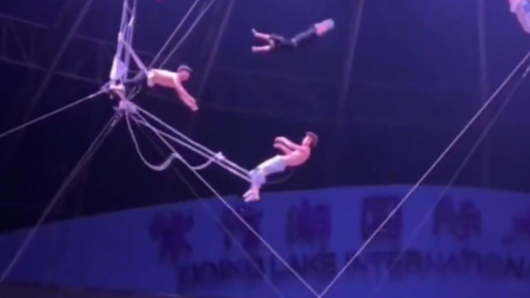 隊友驚失誤!表演「空中飛人」沒接住 雜技女孩高空墜地