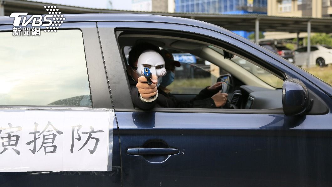 年關將至現金流動頻繁 海山警扮「奪魂鋸」搶銀行演練