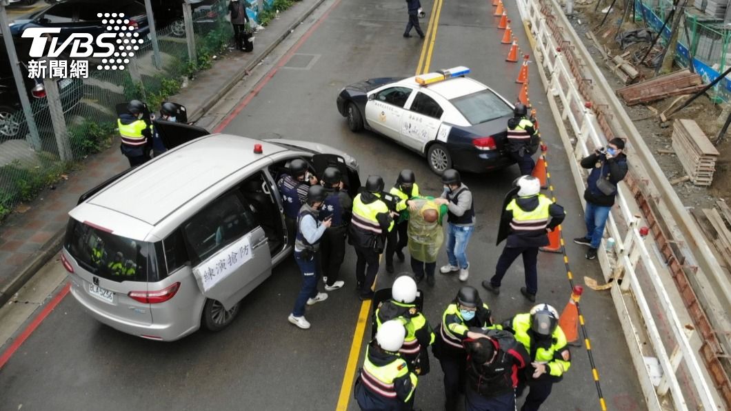 警方利用空拍機監控。(圖/TVBS)