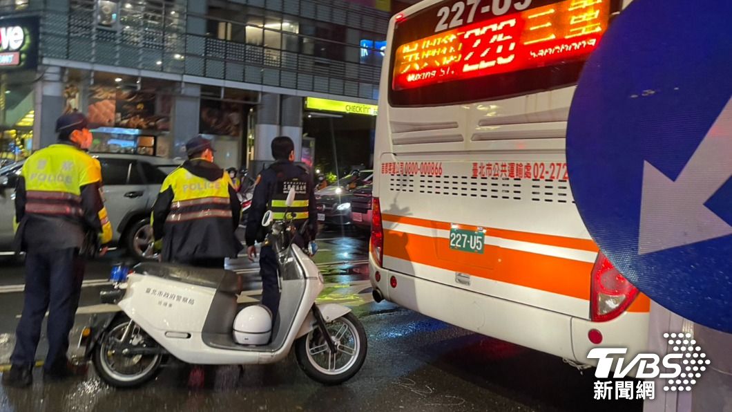 信義區公車事故!北市男遭撞「當場無意識」 命危搶救中