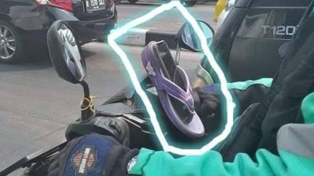 機車龍頭驚見夾腳拖!網見功能封「生活智慧王」:傳統與科技的結合