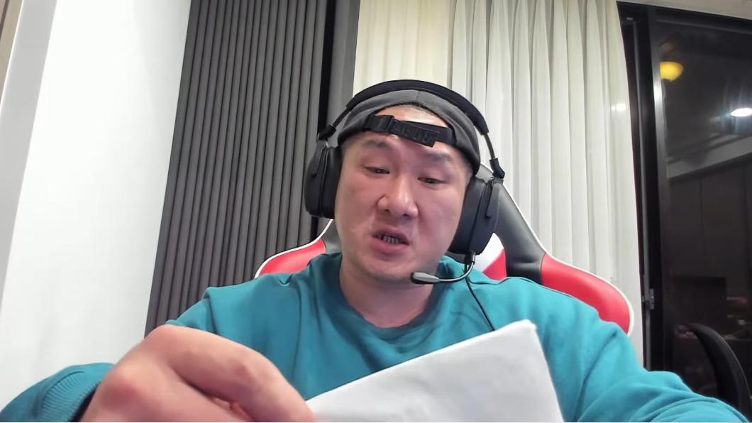 館長一直不敢看向鏡頭。(圖/翻攝自館長惡名昭彰YT)