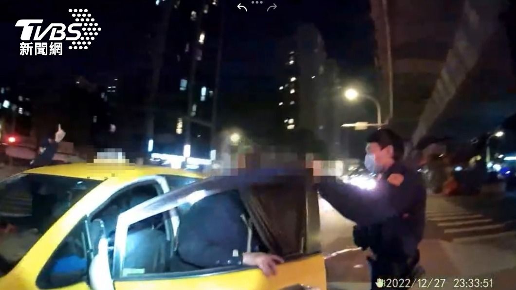 警方叫醒楊姓駕駛。(圖/TVBS)