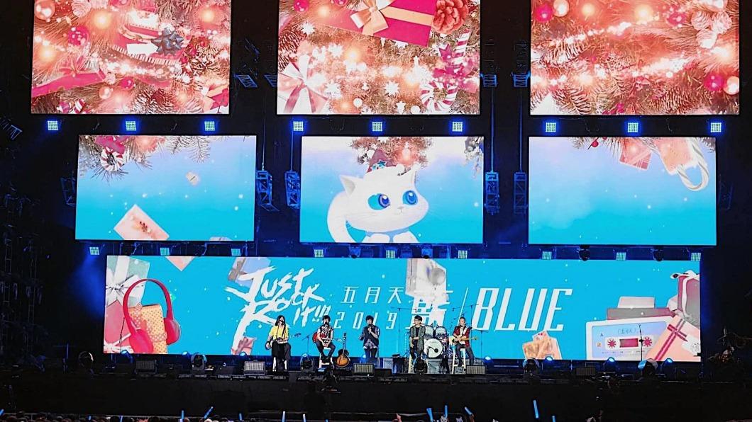 五月天2019年開唱時，曾將「菜頭粿」打造成Q版形象並融入演唱會視覺裡。（圖／翻攝自五月天臉書）