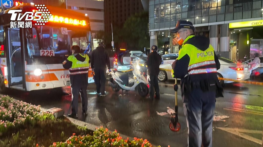 違規穿越馬路!公車司機反應不及撞死行人 驚險瞬間曝光