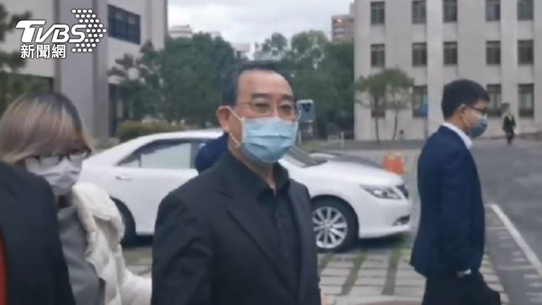 董事長張世忠今（30）日早上以30萬元交保。（圖／TVBS）