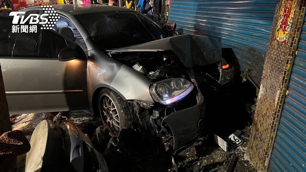 要轉去哪?轎車高速撞進騎樓瞬間噴白煙 住戶嚇急報警