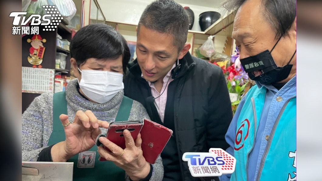 王世堅今(30)日陪同吳怡農赴松江市場掃街拜票。(圖/黃城碩攝)