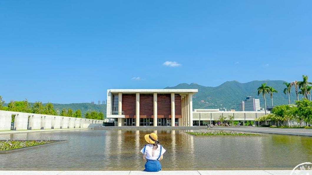 「法鼓山農禪寺」內的水月池畔邊，怎麼拍都美。（圖／桃桃‘s旅人手札提供）