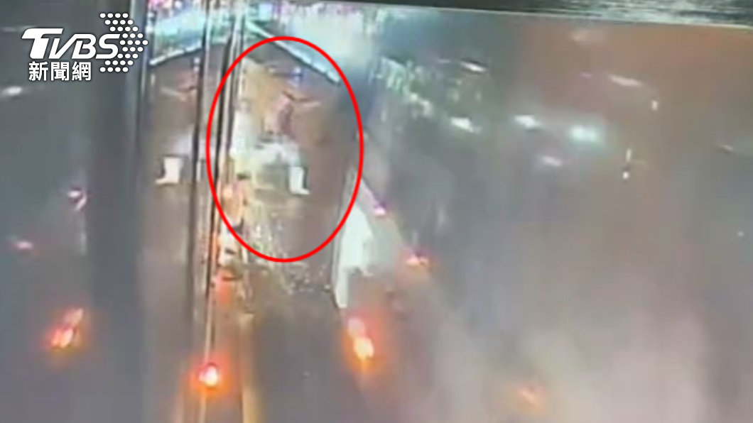 就1秒鐘!公車視角 北市男跑步穿越馬路駕駛急煞仍撞死