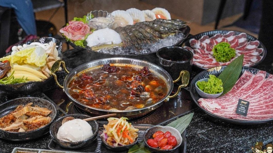 用餐也會有服務人員協助熬煮火鍋。（圖／跟著尼力吃喝玩樂提供）