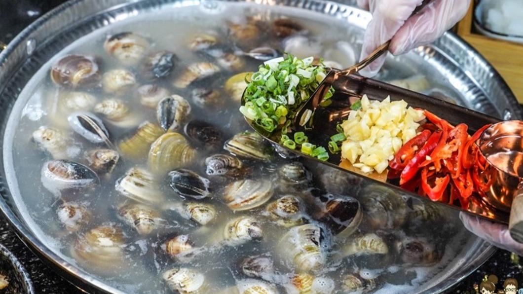 使用老母雞慢火燉煮，搭配蔥花、蒜頭去腥味，辣椒可以提出蛤蜊的鮮甜。（圖／跟著尼力吃喝玩樂提供）