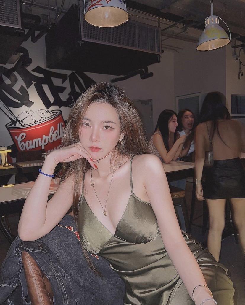 奎丁後方的女客人遠看就像是上半身全空。(圖/翻攝自奎丁IG)
