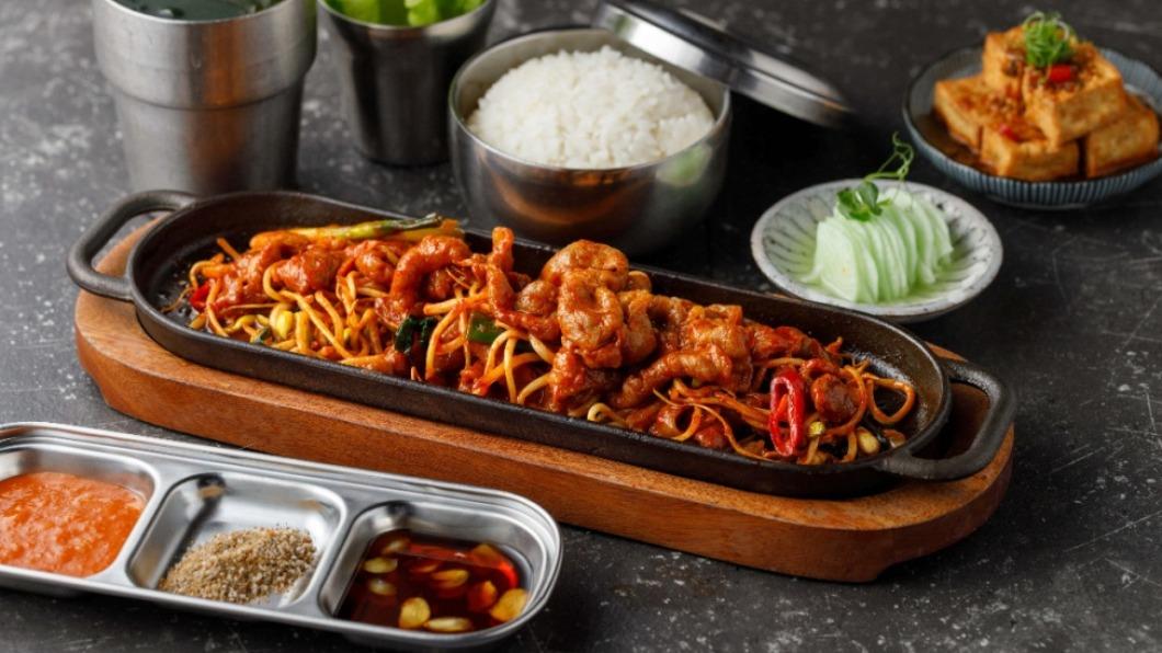 首賣跟韓國 「豆火콩불」聯名的「豆芽炒豬肉」套餐。(圖/八色烤肉mini提供)