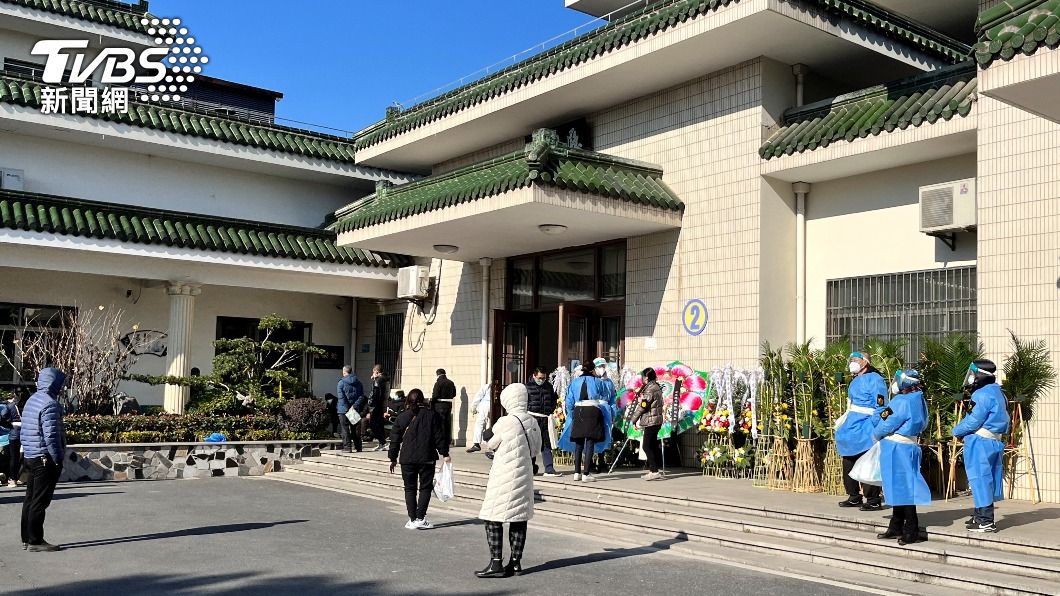 上海一家殯儀館外,有民眾正在等候。(圖/達志影像路透社)