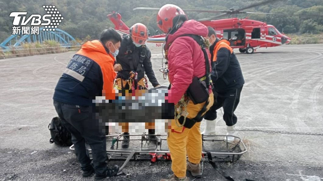 不捨!64歲男遭落石砸傷死亡 11名登山隊友目睹墜谷