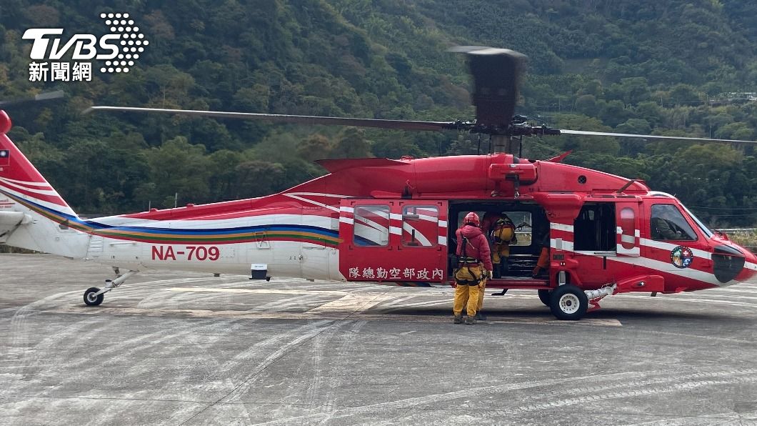 今天早上順利將遺體吊掛送下山。（圖／TVBS）