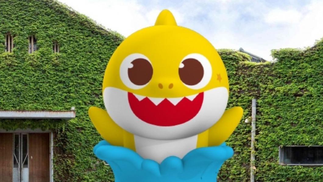 門口擺有4公尺高的鯊魚寶寶超顯眼。（圖／BABY SHARK放電趴特展提供）