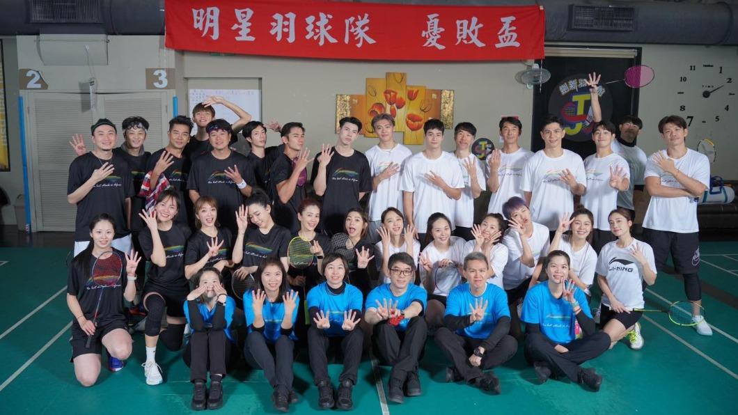 陳志強(第三排右一)、曾智希(第二排左四)出席羽球賽。(圖/翻攝自大牙臉書)