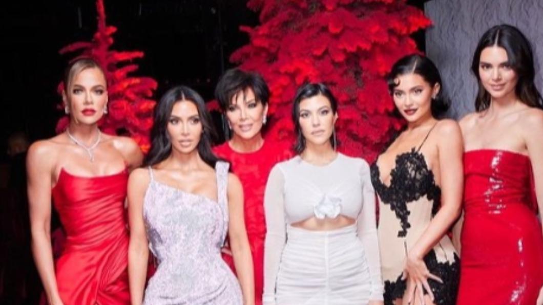 網友猜測,金卡戴珊的家族照是P圖製成。(圖/翻攝自@kimkardashianIG)