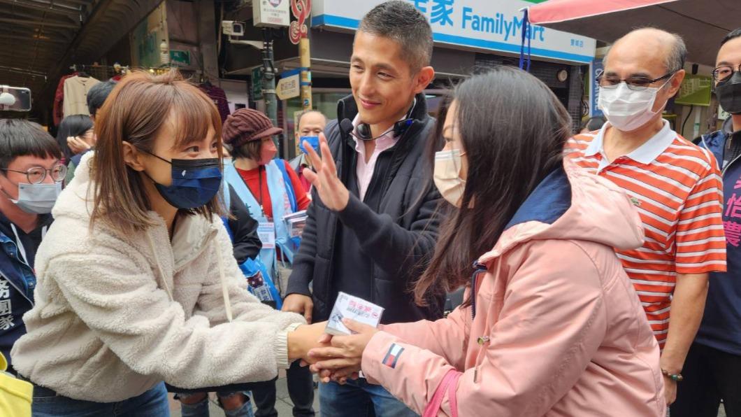 吳怡農今下午與太太首度合體掃街拜票。(圖/吳怡農辦公室提供)