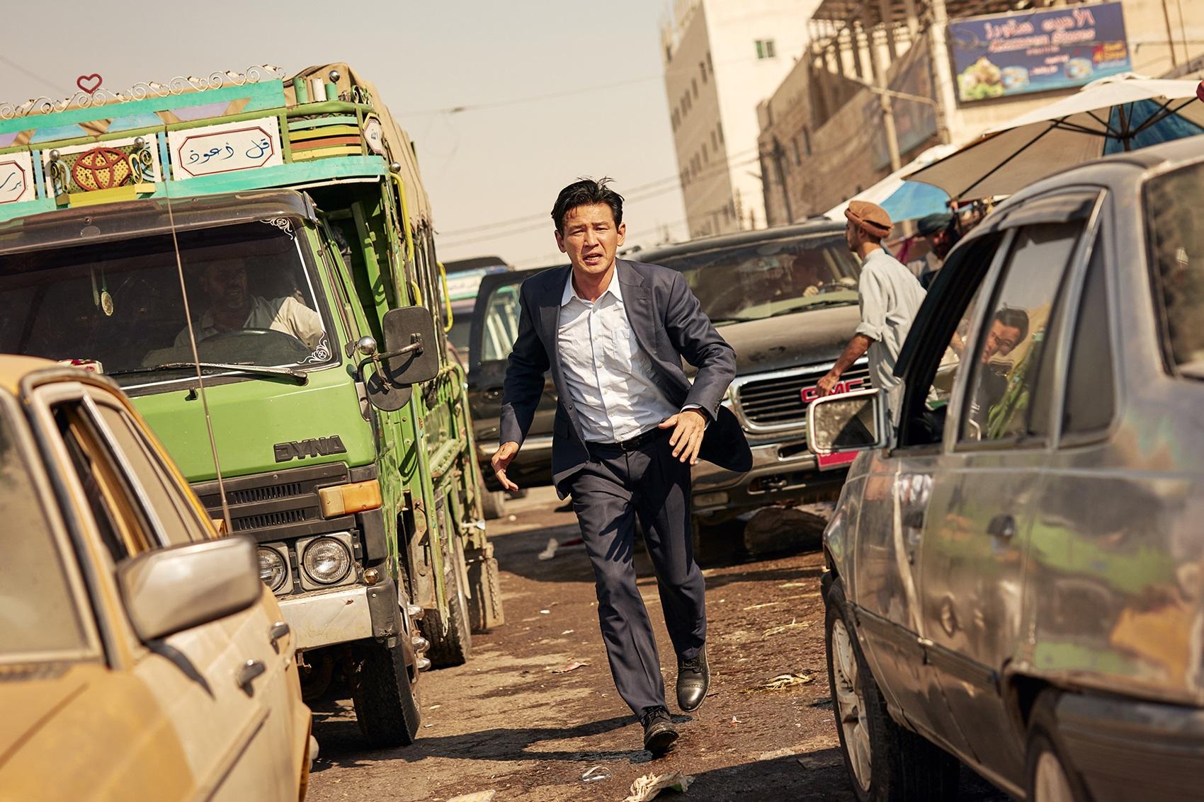 黃晸珉挑戰過黑道等角色,這次扮外交官不能罵髒話。(圖/車庫娛樂提供)