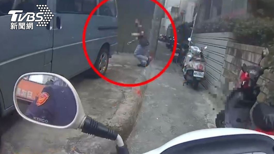 發現巡邏員警，通緝犯將裝有槍枝和子彈的包包丟在車底。（圖／TVBS）
