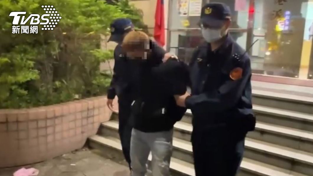 通緝犯遭警方移送。（圖／TVBS）