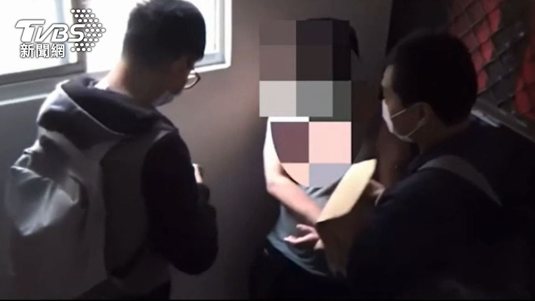 警方攻堅逮捕詐團成員。(圖/TVBS)