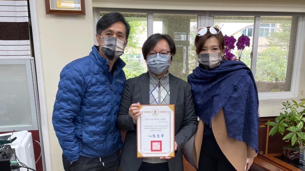 廖家儀趁拍戲空檔，帶老公及小孩到台北啟明學校做公益。（圖／民視提供）