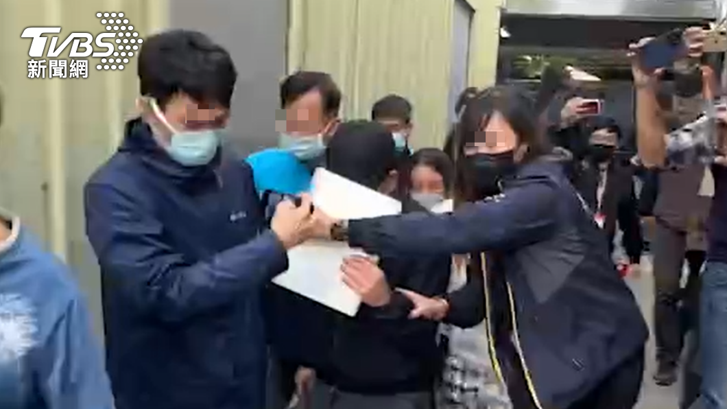 80萬交保!雅速達負責人靈堂致意 眾人幫遮臉護送上車