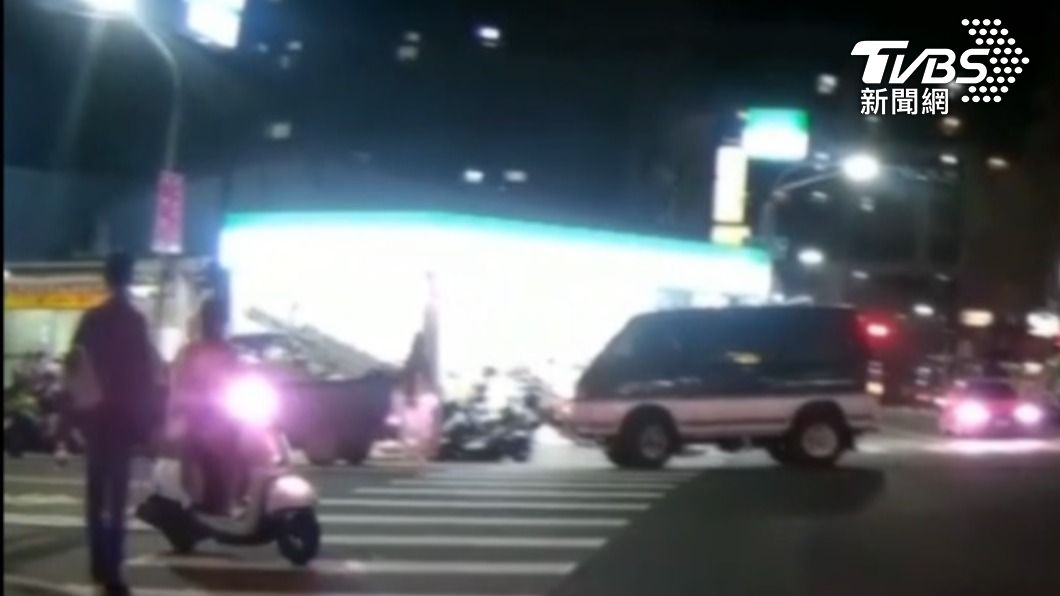 斑馬線前不讓行人的下場！ 騎士秒被攔挨罰3600元