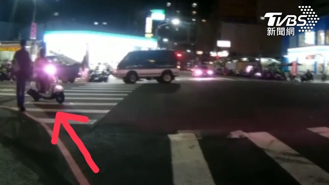 騎士行經斑馬線未禮讓行人(警方提供)