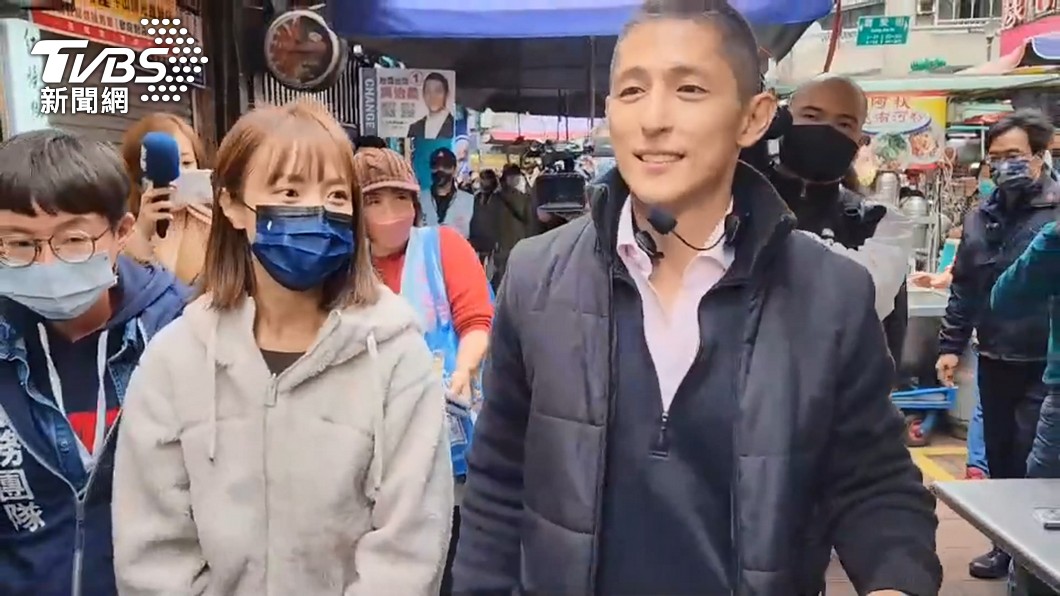 吳怡農昨日首次帶太太顏采薇掃街受到關注,打出「太太牌」搶票。(圖/TVBS)