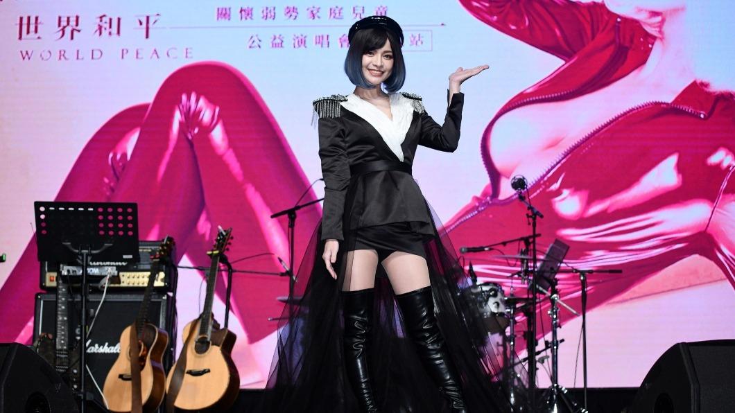 郭鬼鬼「挺雪乳」為公益開唱 偶像羅志祥突現身「她激動哭了」