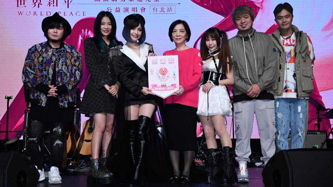 許君君（左起）、卜星慧、郭鬼鬼、紅心字會秘書長李顯文、娣奇、黃小潔、柯大堡一同合影。（圖／紅心字會提供）