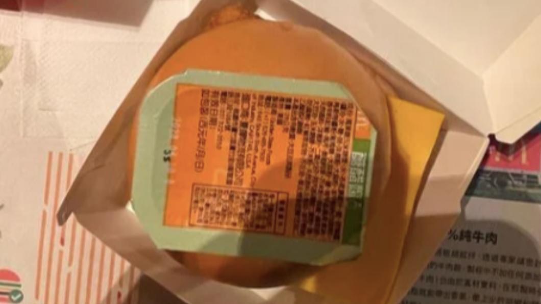 網友發現麥香魚變小,拿糖醋醬當比例尺。(圖/翻攝Dcard)