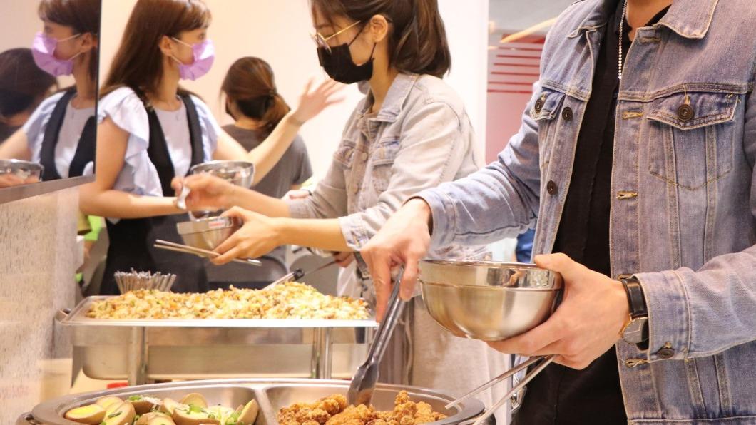 宋逸民旗下「藝起發光」愛宴菜色曝光,圖為2020年愛宴。(圖/翻攝藝起發光臉書)