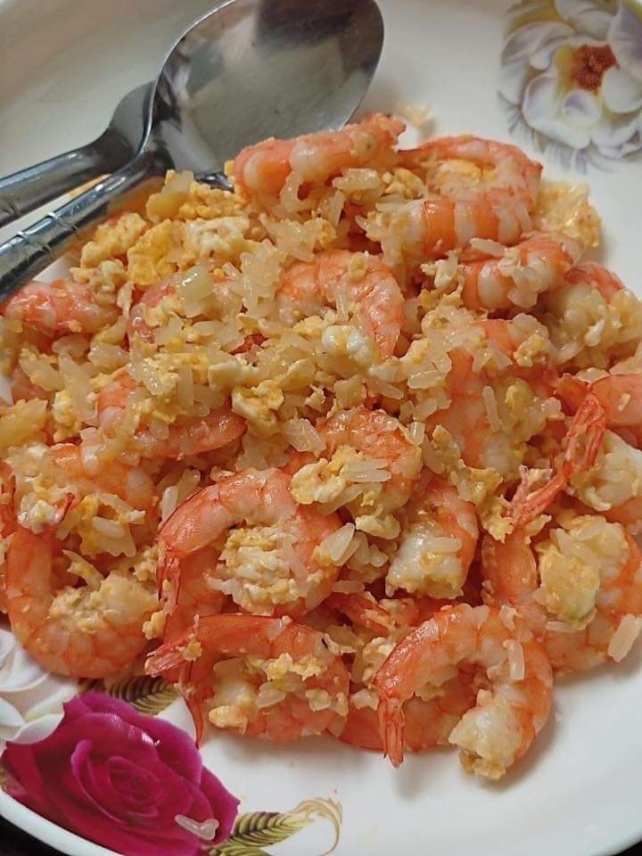 阿嬤炒了一盤滿滿的「蝦仁」蛋炒飯。(圖/翻攝自爆料公社臉書)