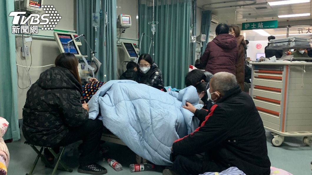中國大陸確認人數飆升,醫院急診室中有不少高齡長者。(圖/達志影像美聯社)