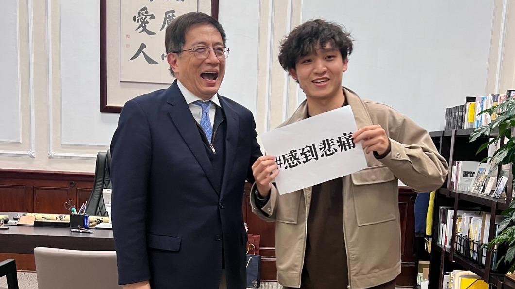 500台大生搶合影!管中閔將卸任人氣不減 4字逗他笑了