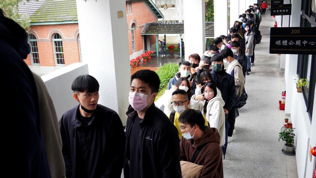 超過500名學生排隊與管中閔合照。(圖/翻攝自管中閔臉書)