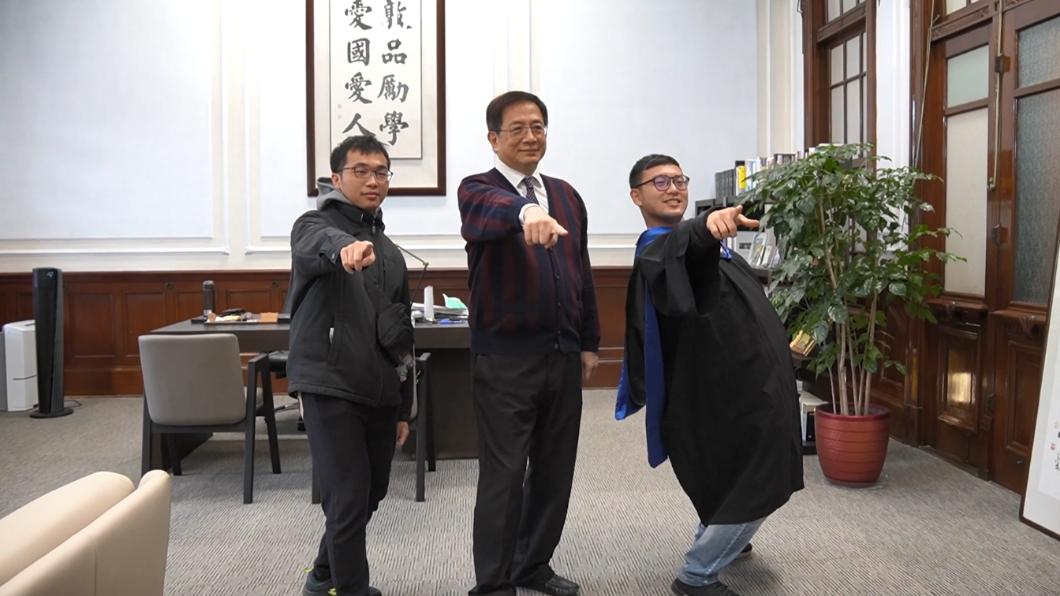 管中閔與學生合影。(圖/台大提供)