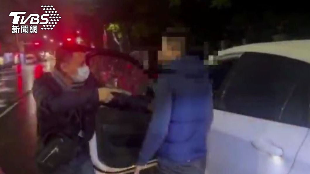 吃不到飯火大！莽男熱炒店開槍友還開車衝撞　警開11槍全擒