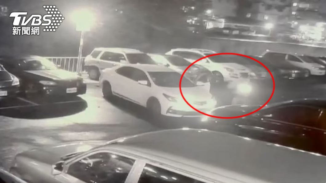 警方於停車場內遭張姓男子友人衝撞,連開11槍。(圖/TVBS)