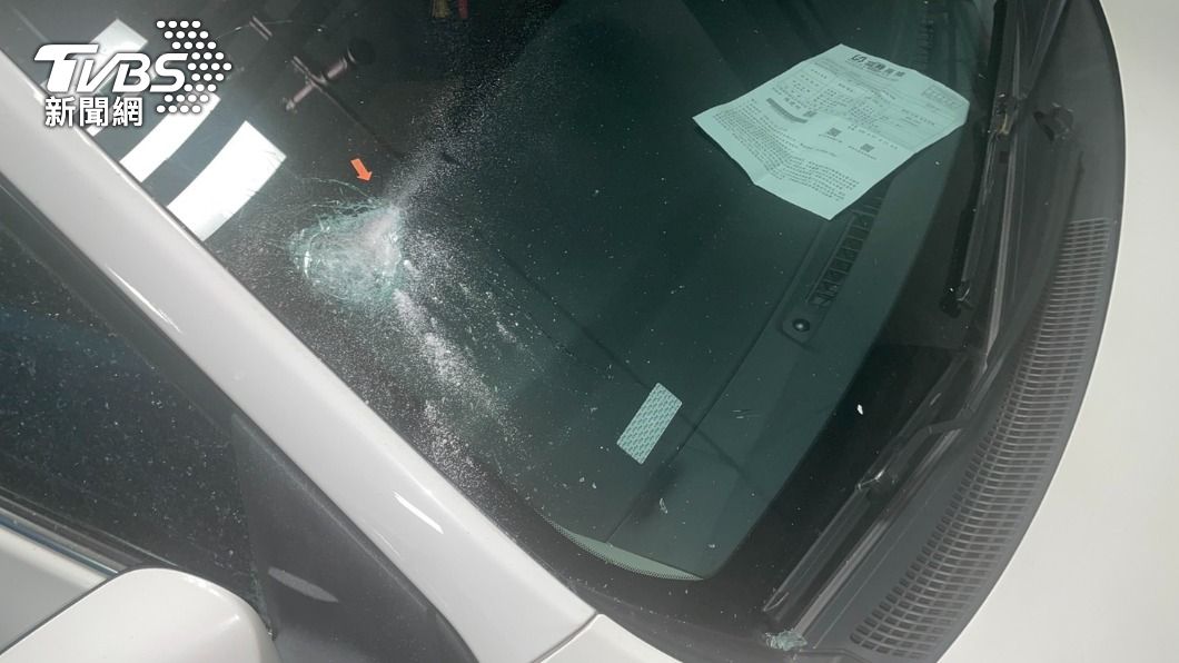兩輛停放中車輛遭員警開槍波及毀損,後續警方將負擔賠償。(圖/TVBS)
