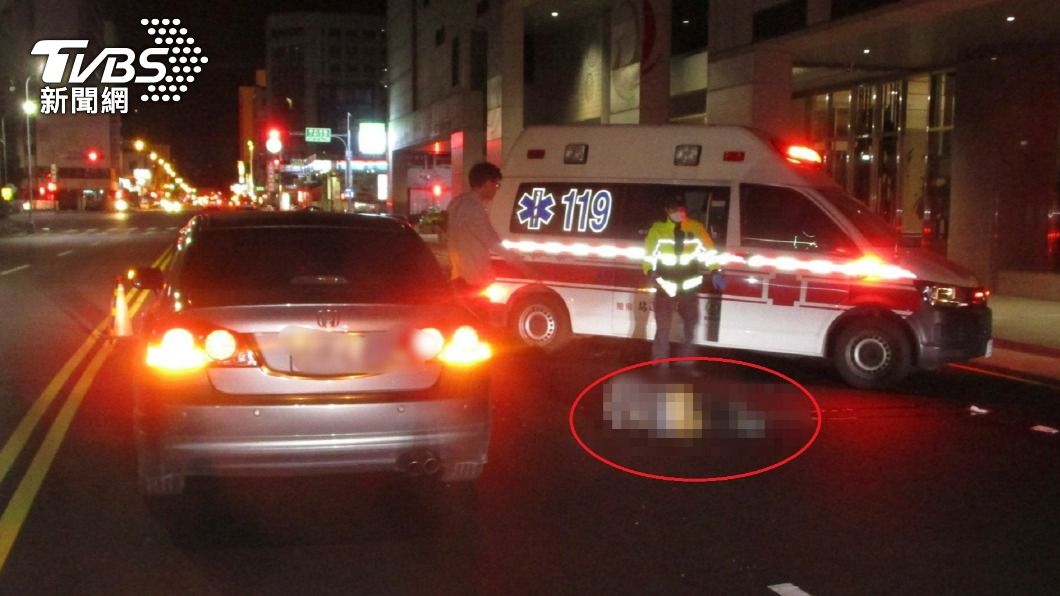 地上全是血!轎車深夜撞飛違規行人 男子搶救無效身亡