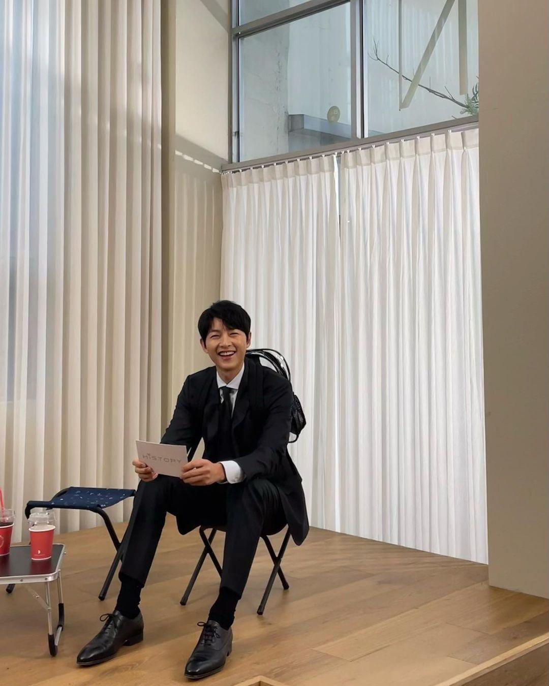 宋仲基曾在9月的頒獎典禮上向英國女友示愛。(圖/翻攝自宋仲基IG)