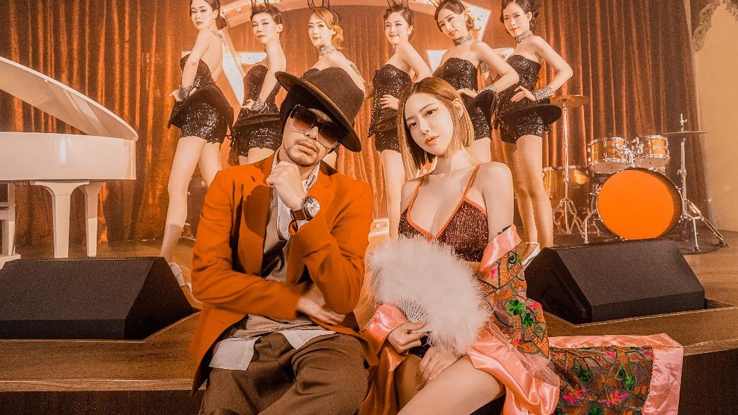 黃明志再替眾男粉圓夢,攜手DJ SODA 化身「爆乳兔女郎」回到20年代。(圖/亞洲通文創提供)
