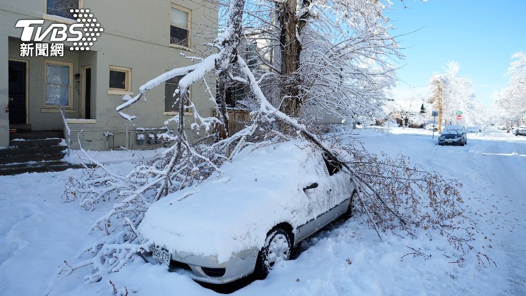 車輛被厚厚的積雪覆蓋。(圖/達志影像美聯社)